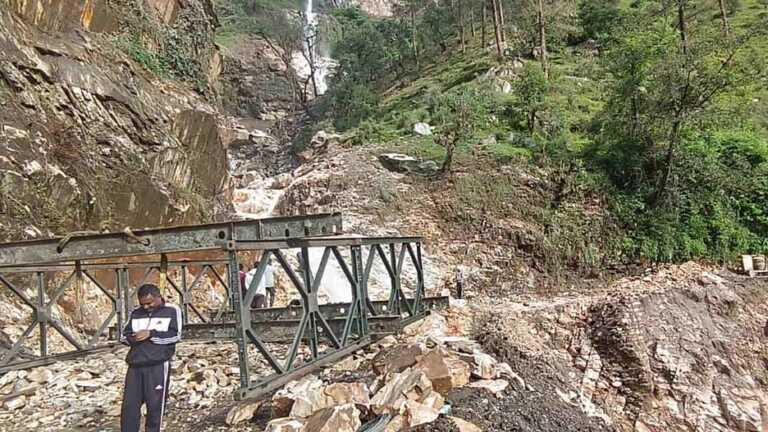 ऋषिकेश-यमुनोत्री हाईवे सहित 67 सड़कें बंद, ओजरी के पास बैली ब्रिज का निर्माण कार्य जारी