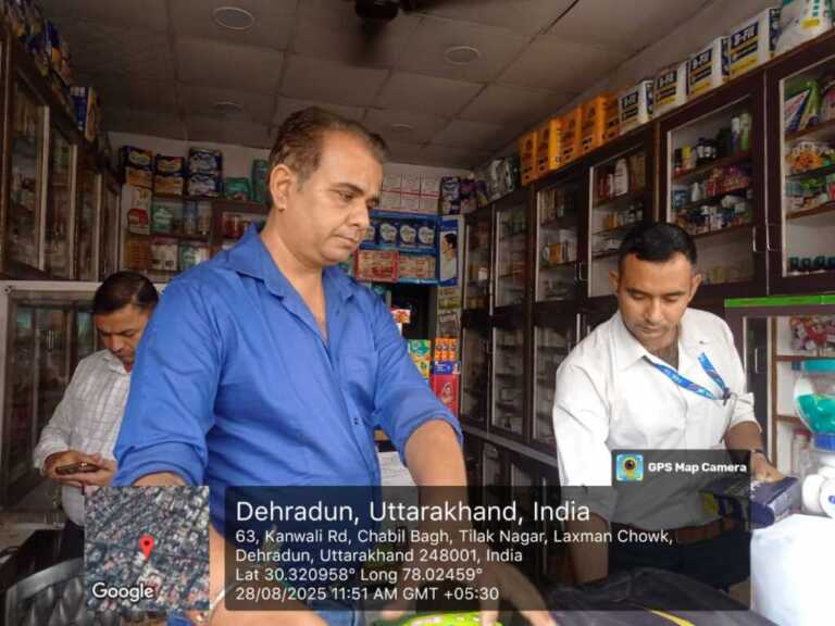 जिला प्रशासन की मेडिकल स्टोर पर छापेमारी; दवाई बिक्री पर लगाया प्रतिबन्ध