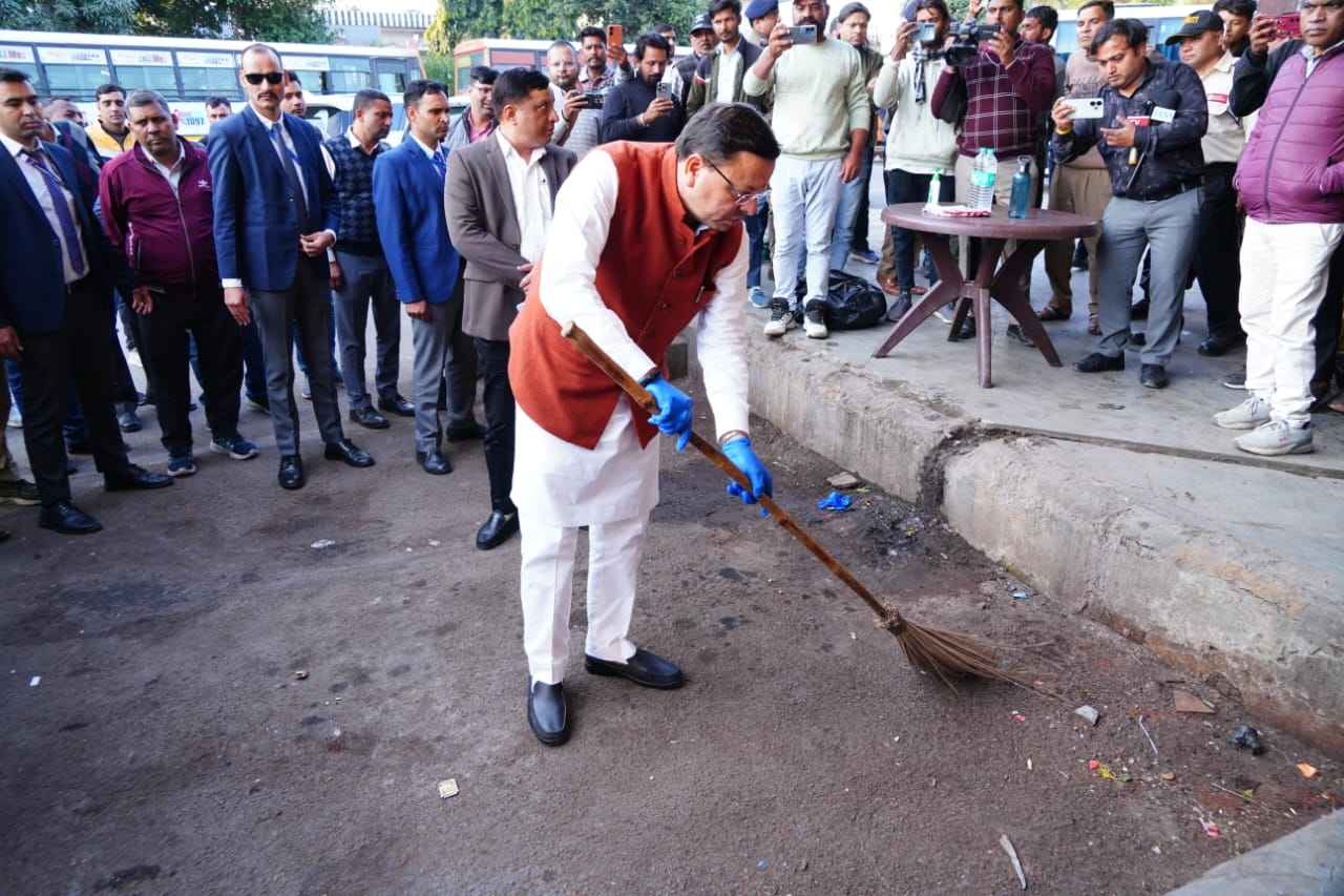 मुख्यमंत्री धामी का आईएसबीटी देहरादून में औचक निरीक्षण, गंदगी देखकर खुद उठाई झाड़ू