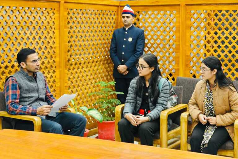 पिता के बाद पढ़ाई पर संकट, डीएम की पहल से चित्रा को मिला बी.कॉम (ऑनर्स) में तुरंत दाख़िला