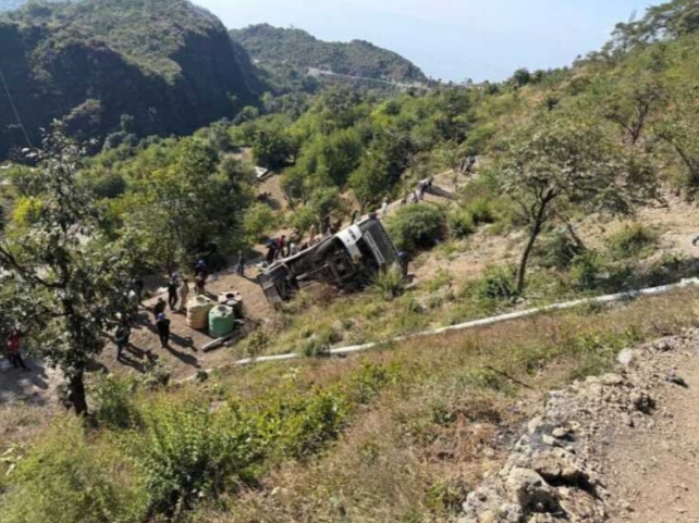 यात्रियों से भरी बस खाई में गिरी, पांच की मौत, 26 घायल