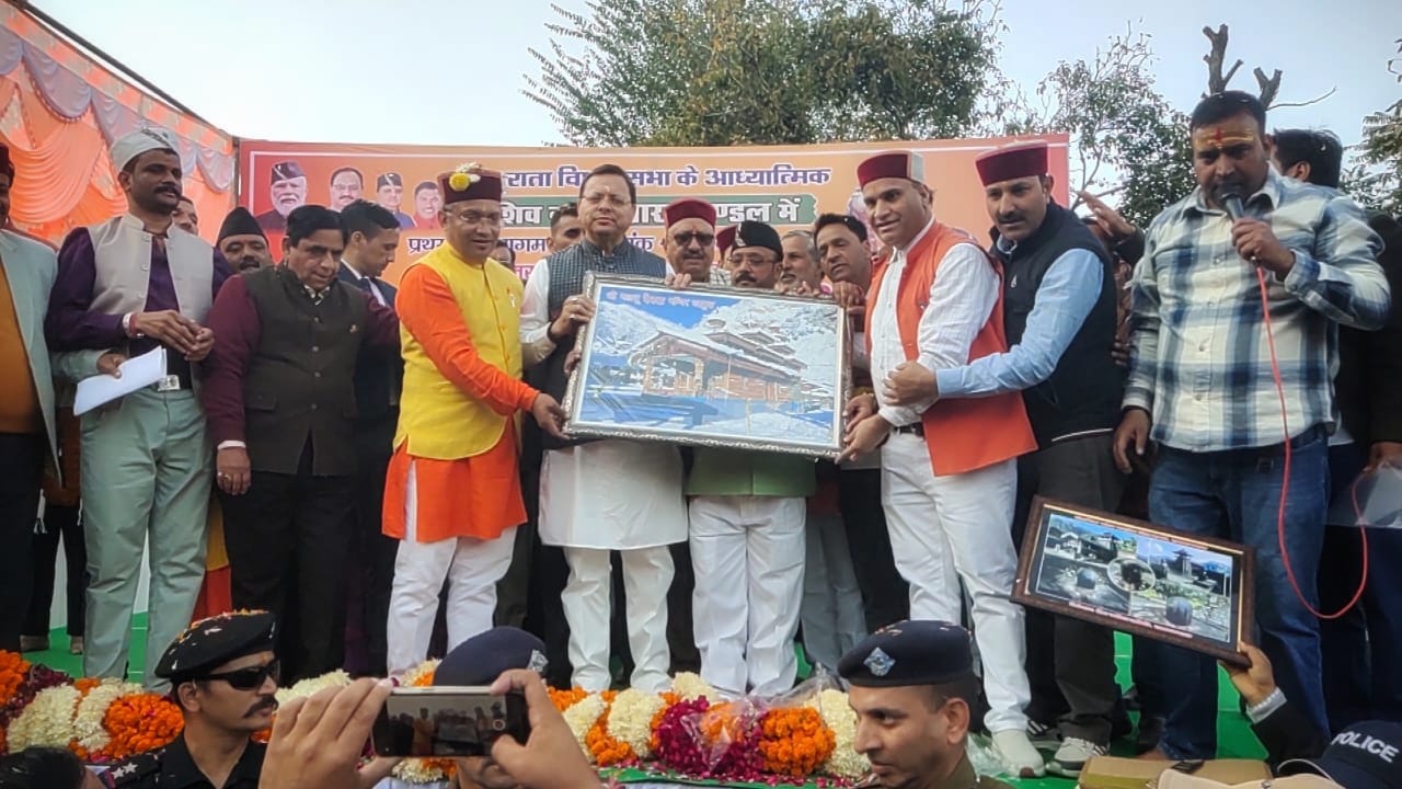 मुख्यमंत्री पुष्कर सिंह धामी लाखामंडल पहुंचे, शिव मंदिर में की पूजा-अर्चना