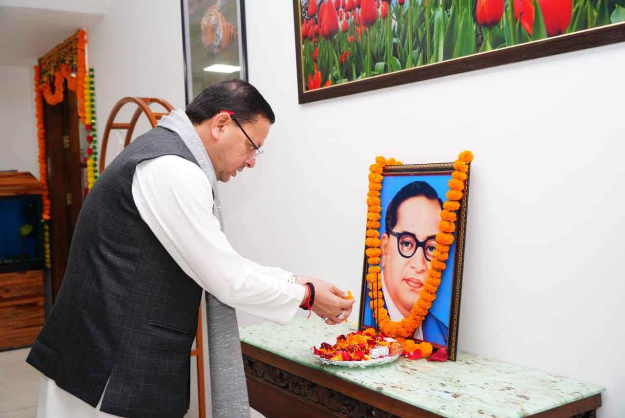 आंबेडकर पुण्यतिथि पर सीएम धामी ने अर्पित की श्रद्धांजलि
