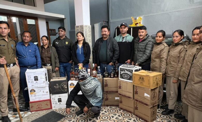 डिफेंस के फर्जी लेबल लगी 23 पेटी शराब बरामद, तस्करी गिरोह का भंडाफोड़, 03 गिरफ्तार