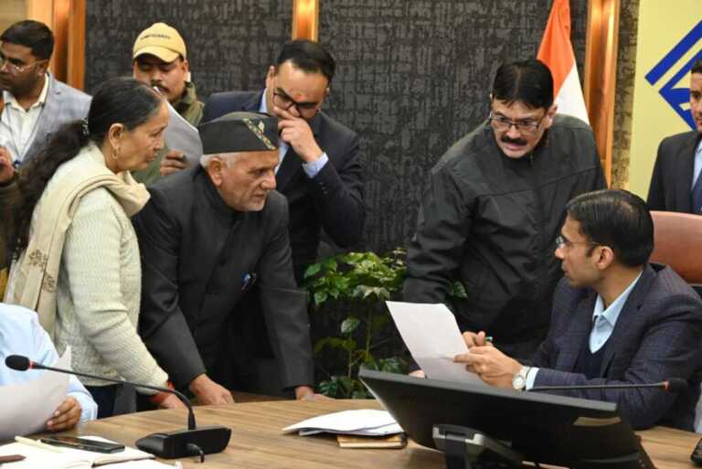 बेटी-पौत्र की मारपीट से पीड़ित 75 वर्षीय चम्पा को डीएम ने दिलाया न्याय, सखी कैब से पहुंचाया गंतव्य