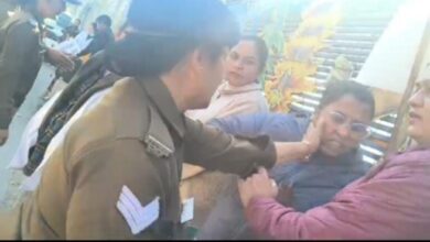 आपधक्का-मुक्की में कई घायल, महिला अभ्यर्थियों ने पुलिस पर थप्पड़ मारने और बदसलूकी के गंभीर आरोप लगाए