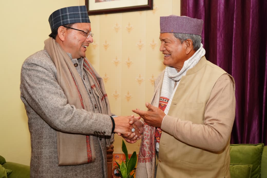 मुख्यमंत्री  पुष्कर सिंह धामी ने पूर्व मुख्यमंत्री  हरीश रावत से की शिष्टाचार भेंट, कुशलक्षेम जाना