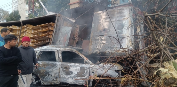 मोहब्बेवाला चौक पर बड़ा हादसा, ट्रक कार पर पलटा; आग से मची अफरातफरी