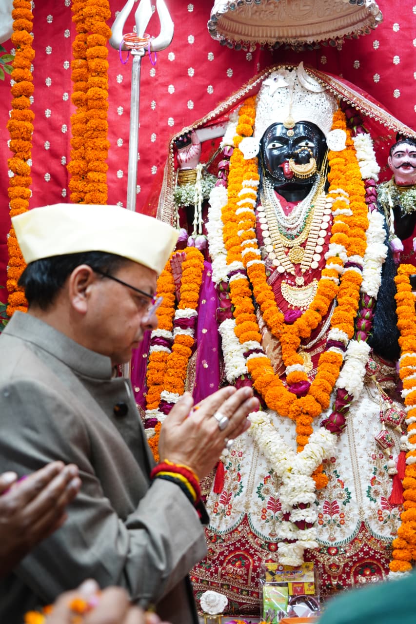 चैत्र नवरात्र के पावन अवसर पर मुख्यमंत्री पुष्कर सिंह धामी ने माँ कालिका मंदिर में की पूजा-अर्चना