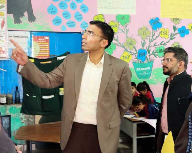 जिले के 168 स्कूलों में स्मार्ट टीवी इंस्टॉलेशन शुरू, शिक्षा में डिजिटल कदम