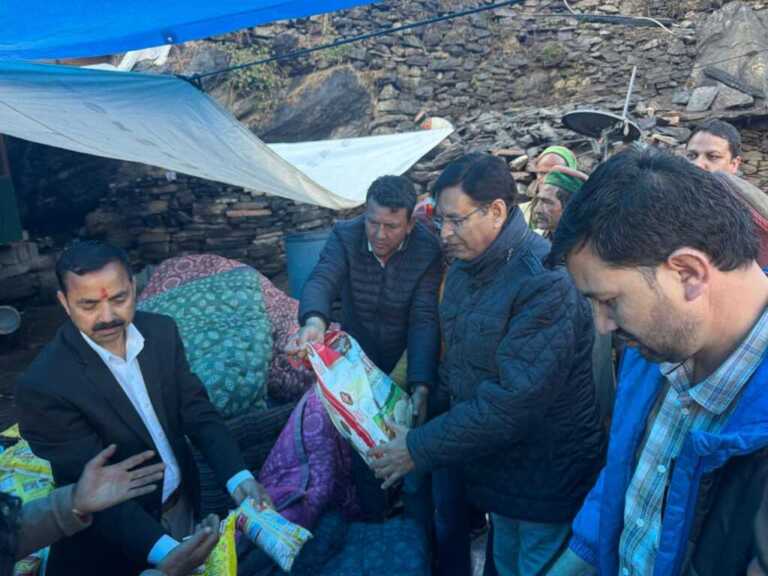 फिताड़ी अग्निकांड: पीड़ितों के बीच पहुंचे प्रीतम सिंह, सरकार पर साधा निशाना