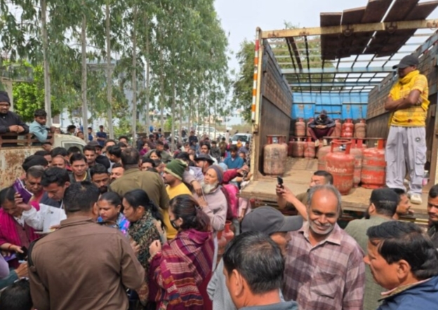 शहीद हीरा गैस एजेंसी पर प्रशासन का छापा, सिलेंडर जब्त; मुकदमा दर्ज