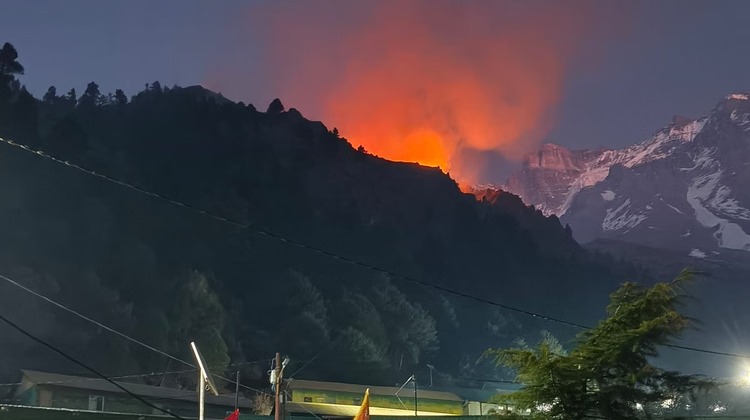 भारत-चीन सीमा पर मलारी गांव के जंगलों में लगी आग, सेना शिविर सुरक्षित