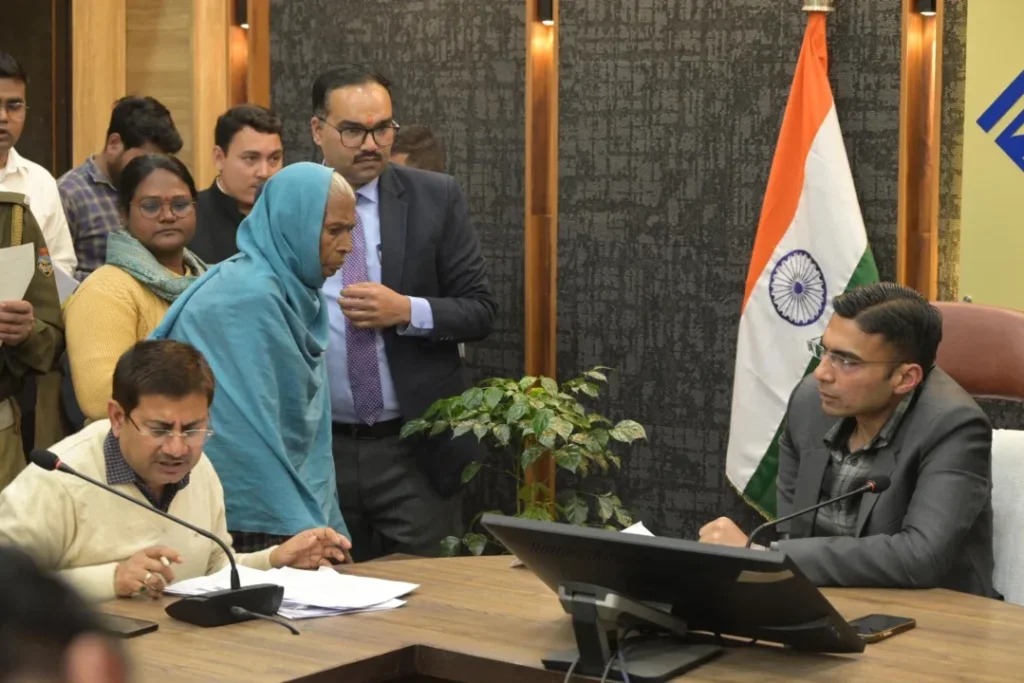 जनदर्शन में सख्त डीएम, लापरवाही पर वेतन रोका