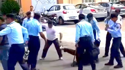 निजी संस्थान में युवक से मारपीट, गार्डों पर आरोप