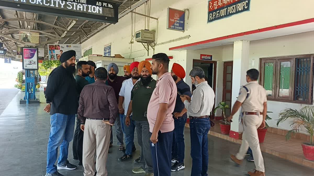 ट्रेन में दिनदहाड़े लूट, 7 लाख लेकर कूदे बदमाश