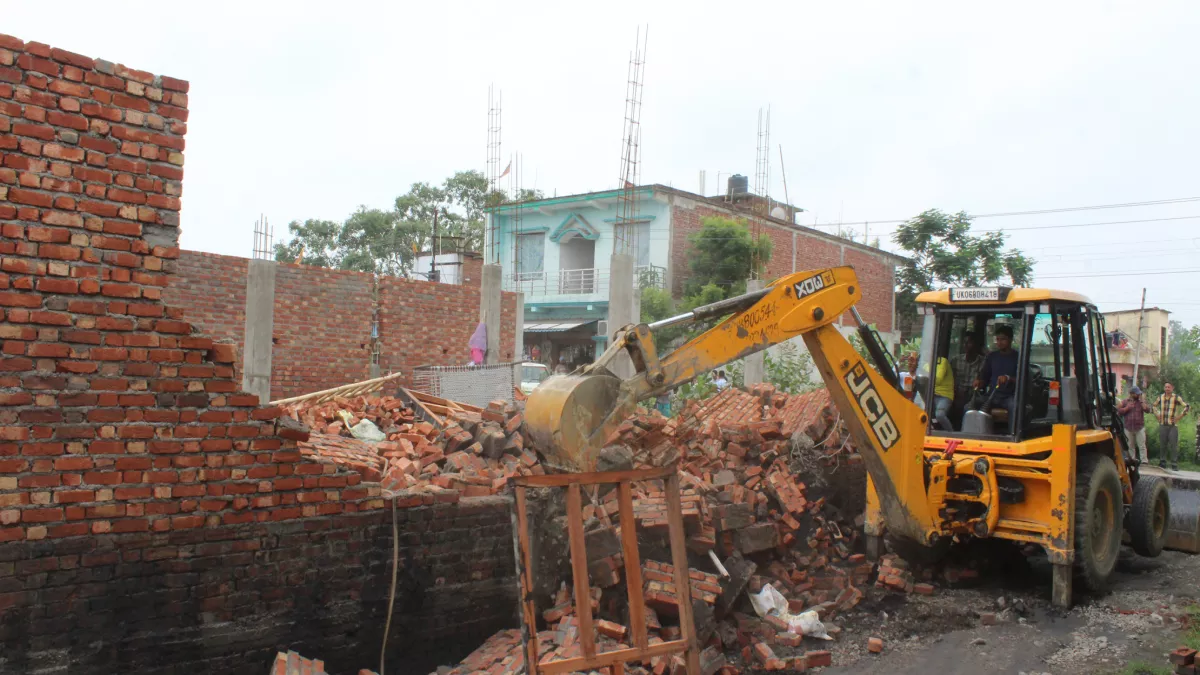 उत्तराखंड में अवैध निर्माण पर बुलडोज़र एक्शन तेज