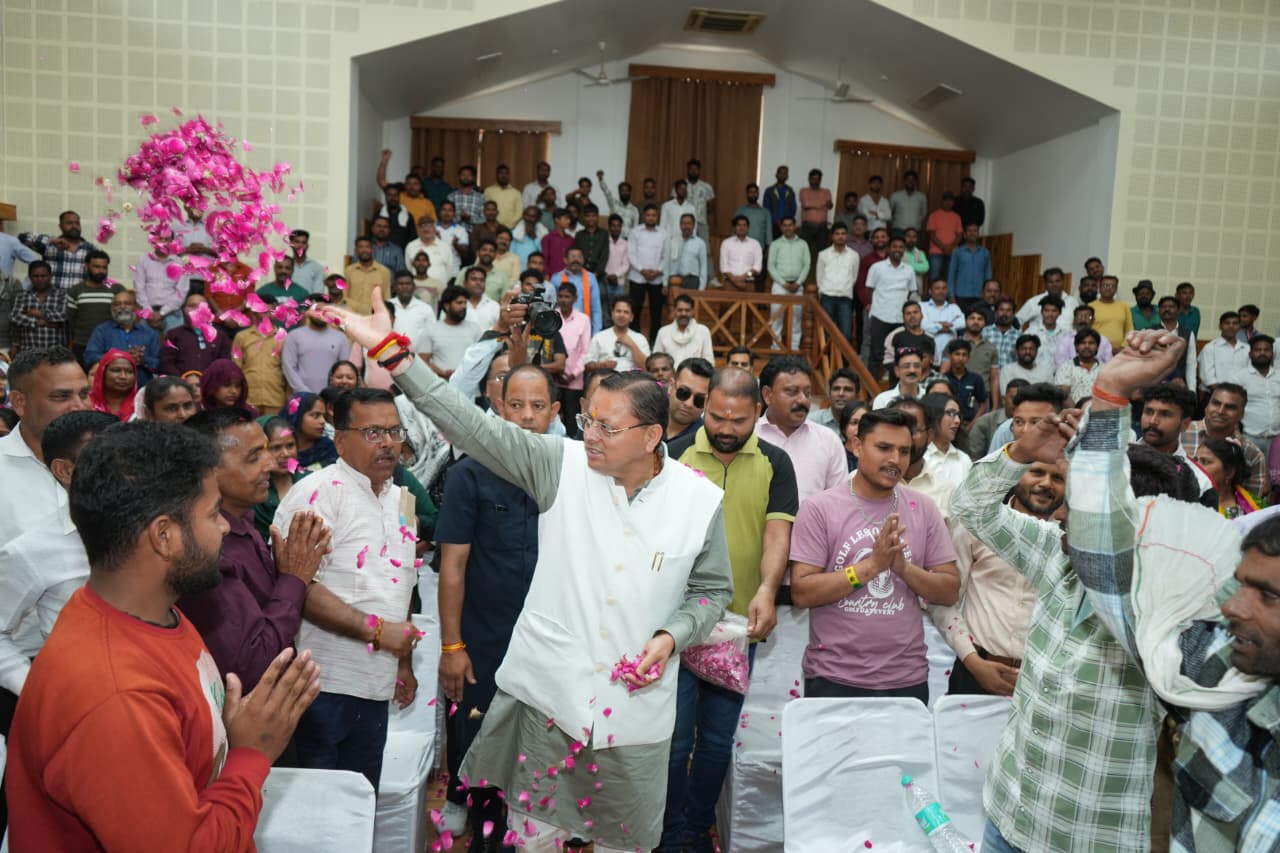 निकाय कर्मचारियों की आभार रैली में CM धामी, जनता को दिया श्रेय