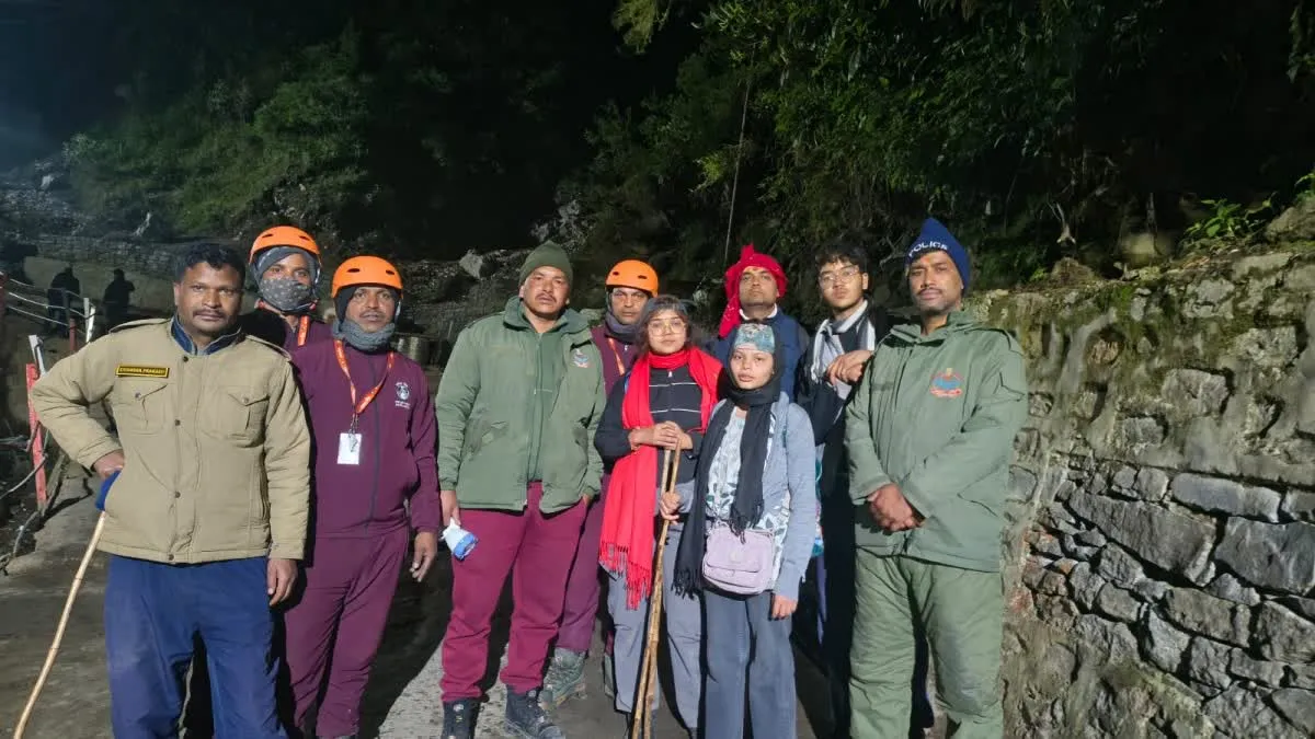 चारधाम यात्रा में शॉर्टकट पड़ा भारी: रास्ता भटककर फंसे 4 यात्री, SDRF ने किया रेस्क्यू