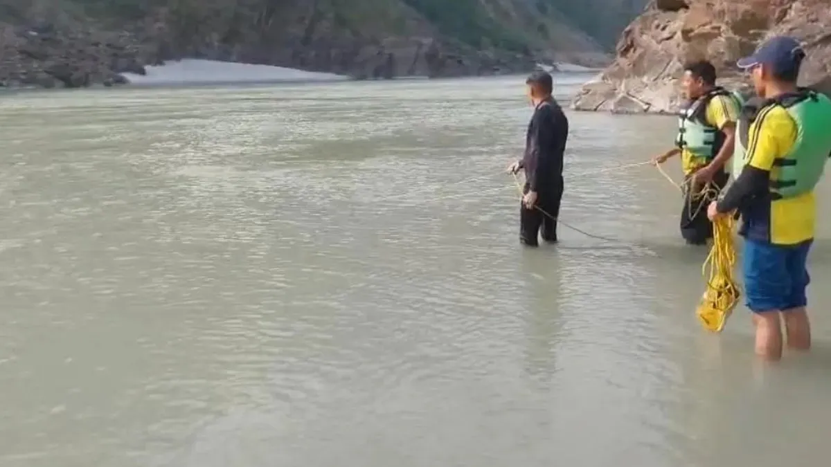 ऋषिकेश में बड़ा हादसा: गंगा में नहाते समय मेरठ के दो पर्यटक बहे, तलाश जारी