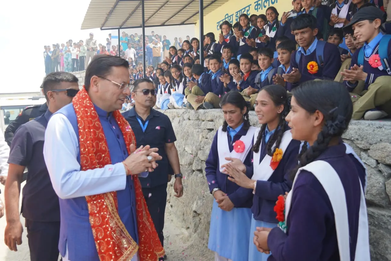 चम्पावत दौरे में राजकीय इंटर कॉलेज देवीधुरा पहुंचे मुख्यमंत्री धामी, छात्र-छात्राओं का बढ़ाया उत्साह