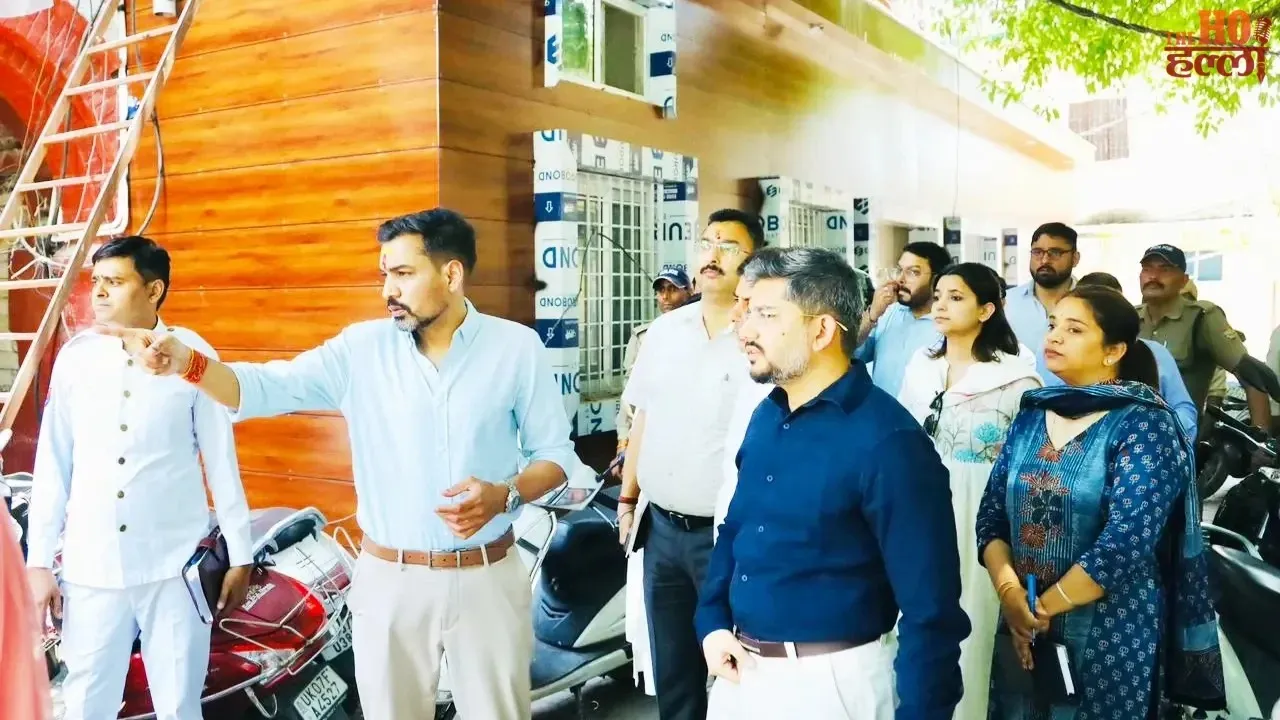 डीएम डॉ. आशीष चौहान का कलेक्ट्रेट में औचक निरीक्षण; परखीं व्यवस्थाएं