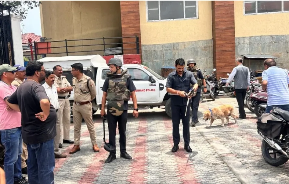 देहरादून और मसूरी में बम धमकी से हड़कंप, पुलिस और सुरक्षा एजेंसियां अलर्ट।