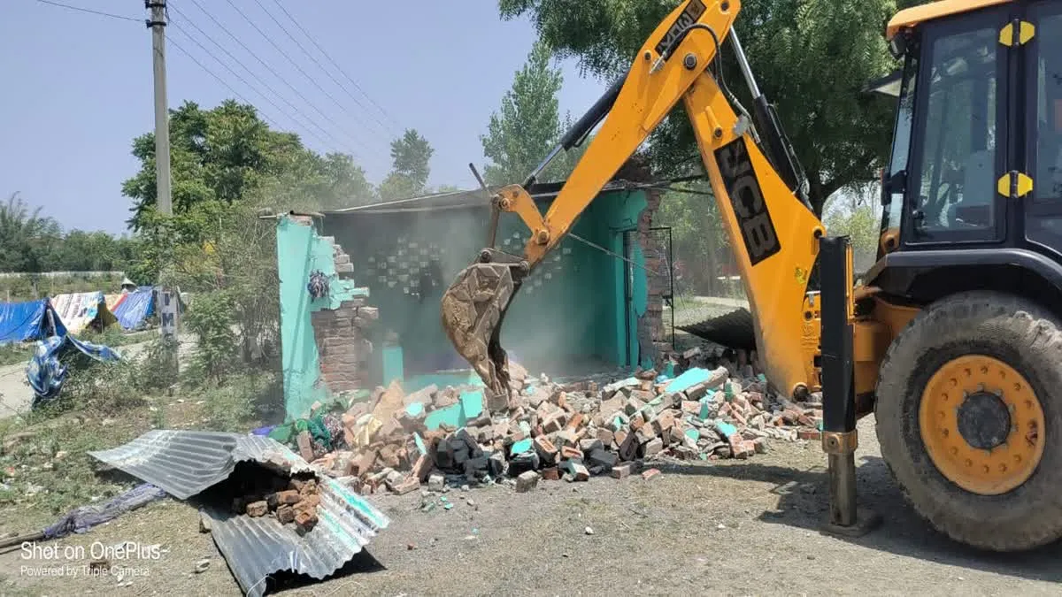 देहरादून में एक्शन: शीशम बाड़ा में सरकारी जमीन पर बनी अवैध मजार ध्वस्त, चला बुलडोजर