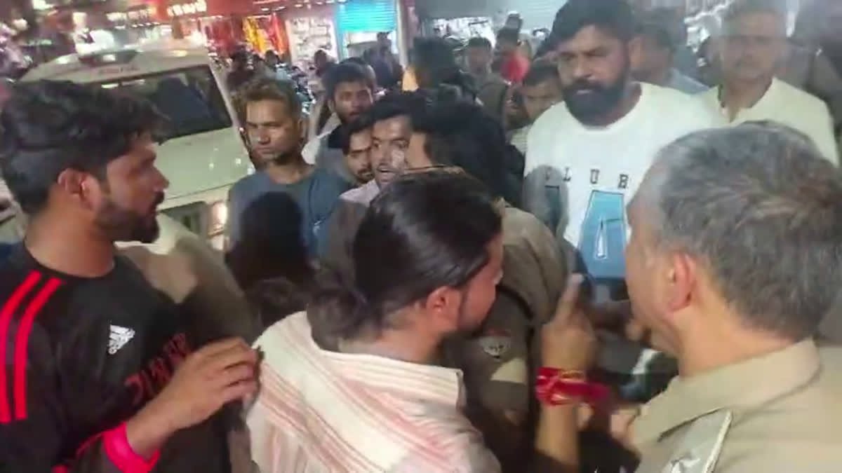 किशोरी से दुष्कर्म के बाद उपजा था विवाद, दुकान में तोड़फोड़ मामले में 4 नामजद और 25 अज्ञात पर FIR