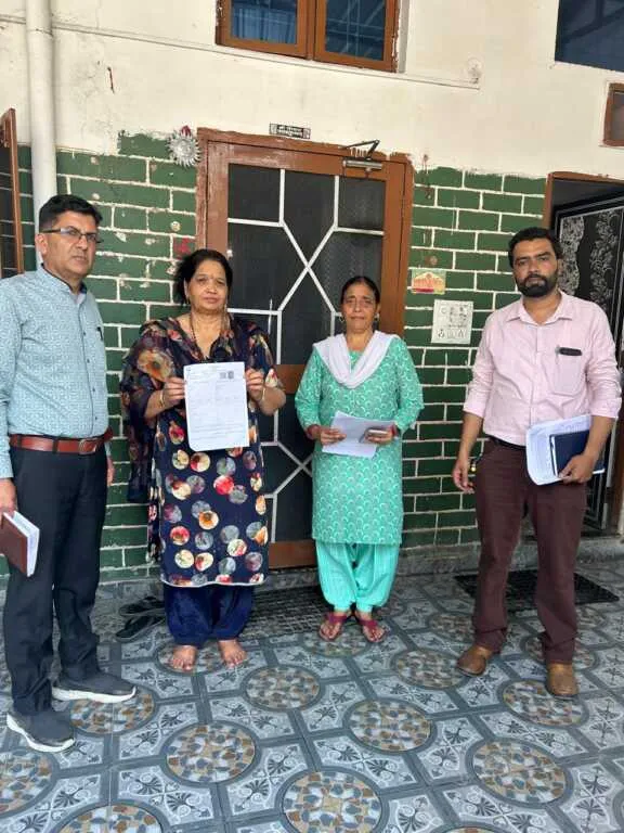 एसआईआर अभियान ने पकड़ी रफ्तार, 1882 मतदेय स्थलों पर घर-घर पहुंच रहे बीएलओ