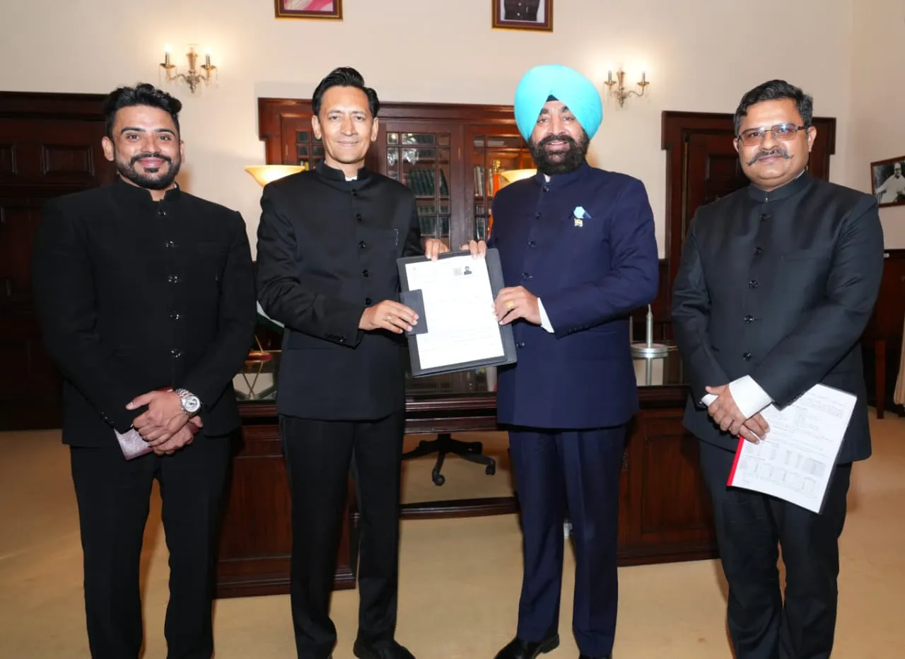 उत्तराखंड SIR कार्यक्रम: राज्यपाल को सौंपा गया गणना फॉर्म, नैनीताल में जुटे शीर्ष अधिकारी