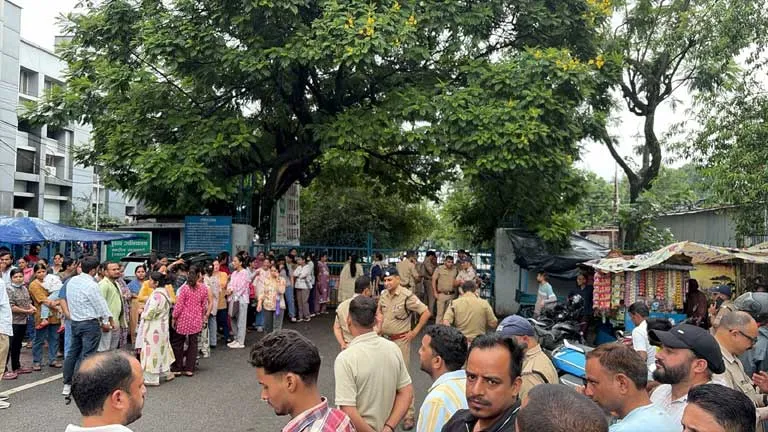 स्वास्थ्य मंत्री आवास के बाहर नर्सिंग अभ्यर्थियों का उग्र प्रदर्शन, चार महिला अभ्यर्थियों ने किया आत्महत्या का प्रयास