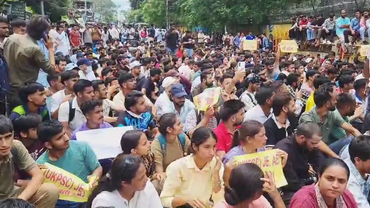 भर्ती प्रक्रिया तेज करने की मांग को लेकर बेरोजगारों का सचिवालय कूच, पुलिस ने बैरिकेडिंग कर रोका