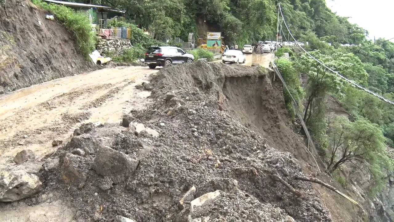 देहरादून-मसूरी मार्ग पर बढ़ा लैंडस्लाइड का खतरा: ULMMC ने चिन्हित किए संवेदनशील जोन, सुरक्षा कार्य की तैयारी