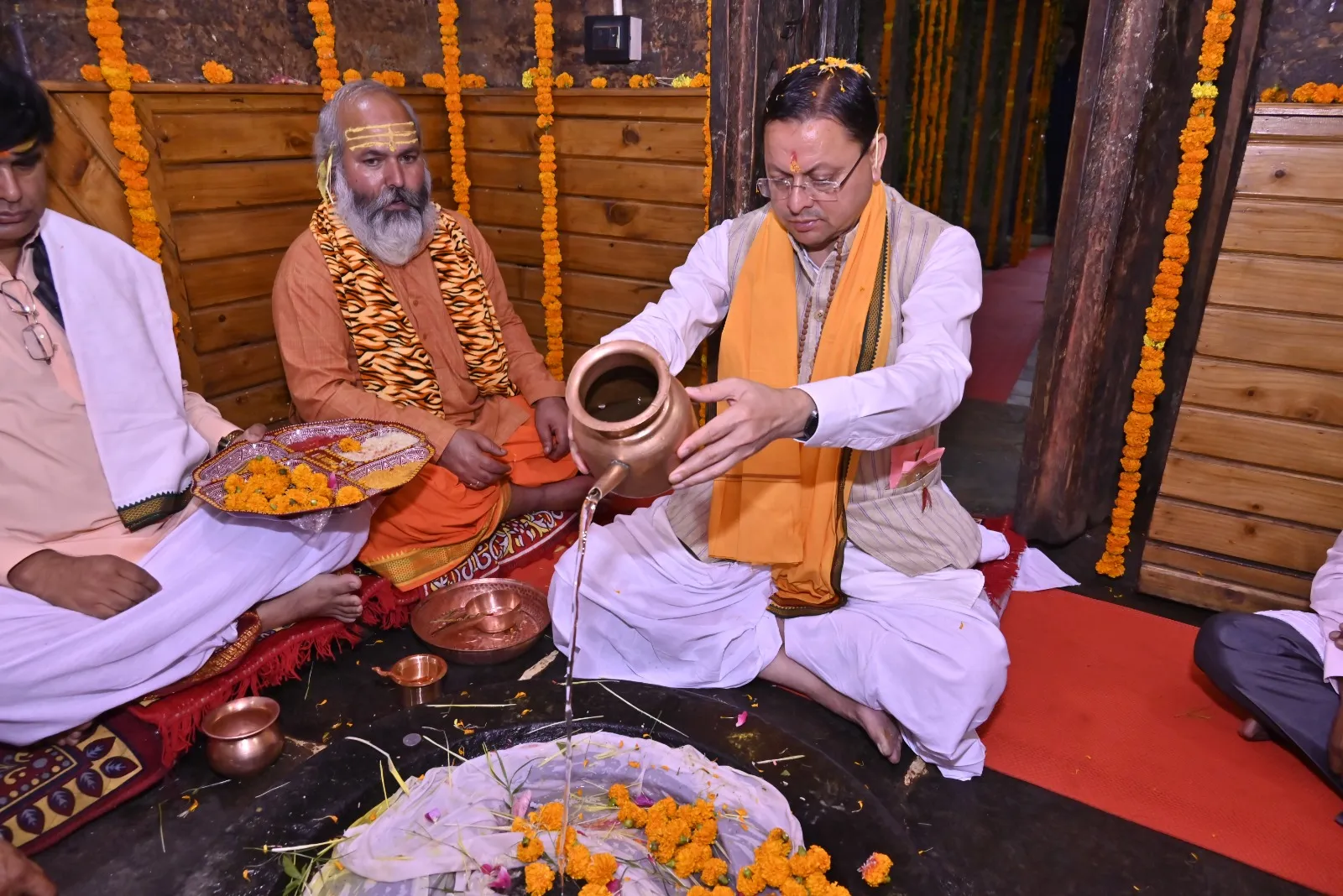 मुख्यमंत्री ने वृद्ध जागेश्वर में की पूजा-अर्चना, प्रदेश की सुख-समृद्धि एवं जनकल्याण की कामना की।