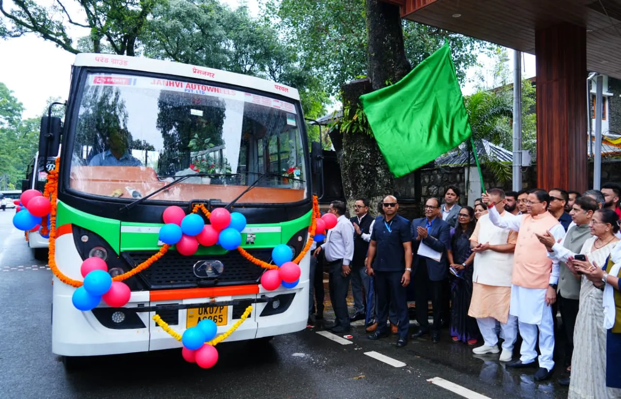ग्रीन ट्रांसपोर्ट की ओर उत्तराखंड का कदम, सीएम धामी ने 11 स्वच्छ ईंधन वाहनों को किया फ्लैग ऑफ