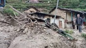 चमोली में बारिश बनी आफत: किमाना गांव में भूस्खलन से कई घर खतरे में, सड़कें बंद, परिवार सुरक्षित स्थानों पर शिफ्ट