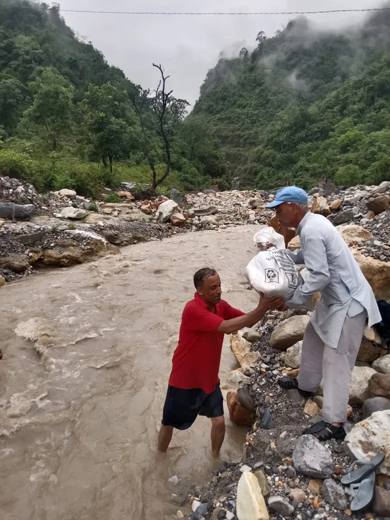 सौंग नदी पर पुल नहीं, जान जोखिम में डालकर नदी पार कर रहे ग्रामीण; बारिश ने बढ़ाई मुश्किलें