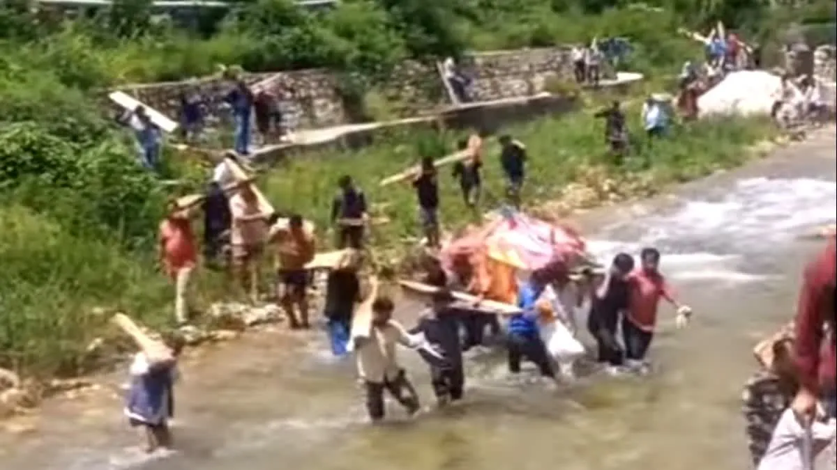 पांच साल से पुल का इंतजार, उफनती नदी पार कर शवयात्रा ले जाने को मजबूर ग्रामीण