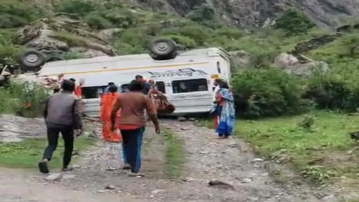 ब्रेक फेल होने से पलटा यात्रियों से भरा टेंपो ट्रेवल्स, 17 यात्री सवार; बड़ा हादसा टला