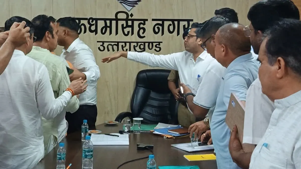 SIR बैठक में भाजपा-कांग्रेस आमने-सामने, मतदाता सूची की आपत्तियों को लेकर तीखी नोकझोंक; भाजपाइयों का धरना