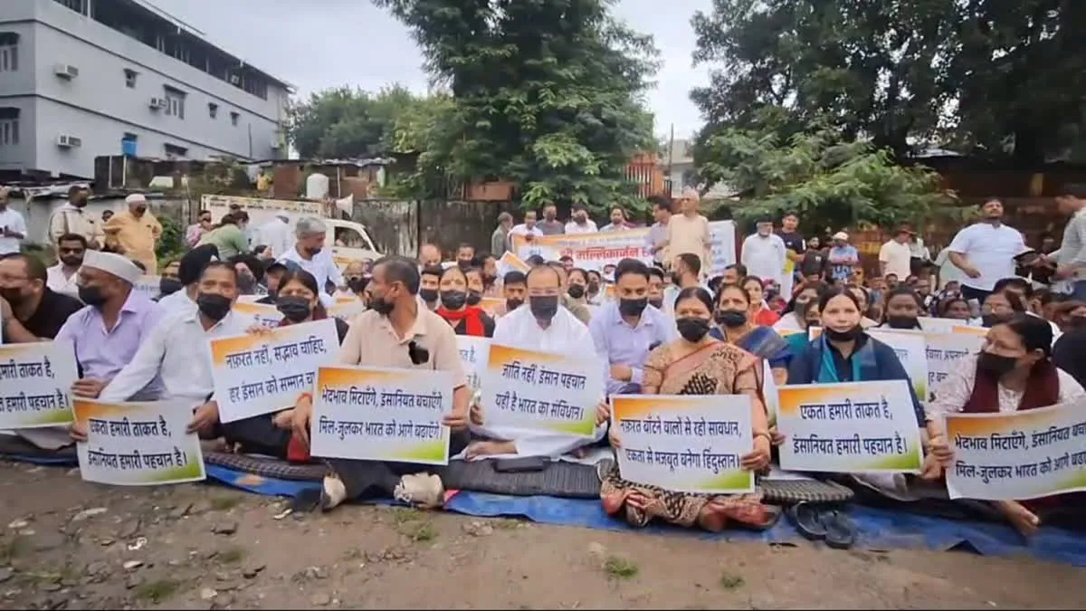 हल्द्वानी में ‘शुद्धिकरण’ विवाद पर कांग्रेस का प्रदर्शन, भाजपा नेताओं पर एससी-एसटी एक्ट में मुकदमे की मांग