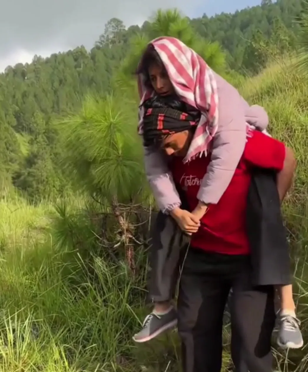 7 किलोमीटर तक पत्नी को कंधे पर लेकर अस्पताल पहुंचा पति, सड़क के इंतजार में पल्ला कमलिया गांव