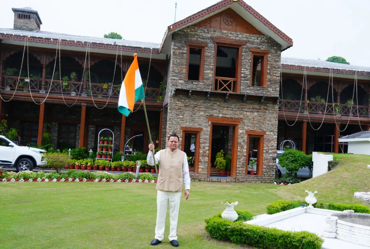 मुख्यमंत्री धामी ने मुख्यमंत्री आवास पर तिरंगा लगाकर दिया ‘हर घर तिरंगा’ का संदेश