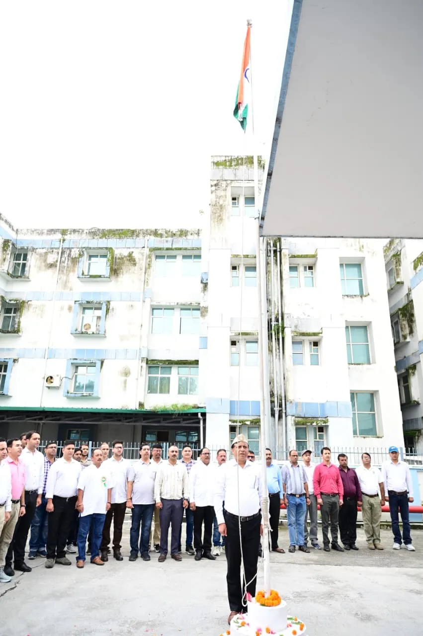 स्वतंत्रता दिवस पर सूचना एवं लोक संपर्क विभाग में डीजी बंशी धर तिवारी ने किया ध्वजारोहण, अधिकारियों-कर्मचारियों को दी शुभकामनाएं