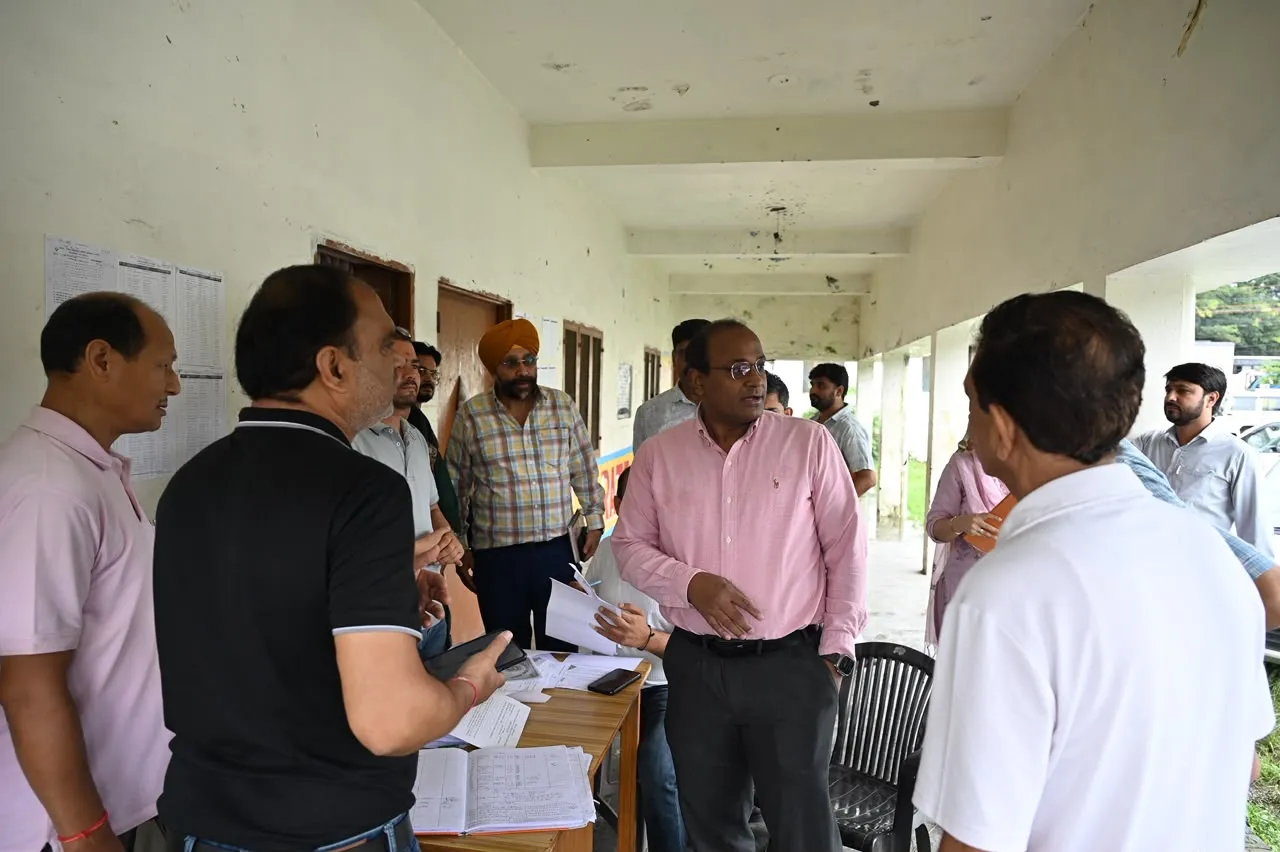 मुख्य निर्वाचन अधिकारी ने किया मतदान केंद्रों का निरीक्षण, मतदाताओं से लिया फीडबैक