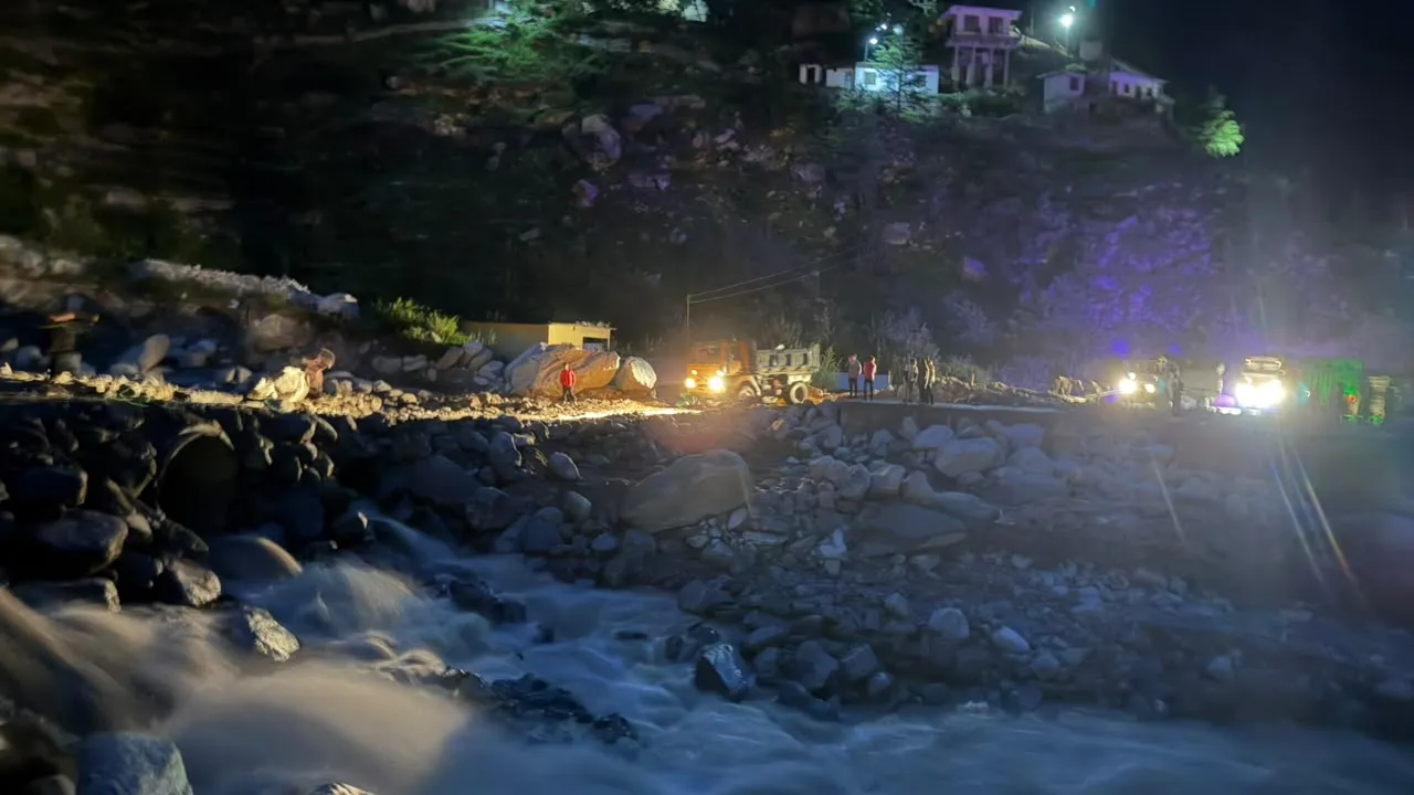 तमक नाले में ह्यूम पाइप डालकर तैयार किया गया अस्थाई मोटर मार्ग, वाहनों की आवाजाही बहाल