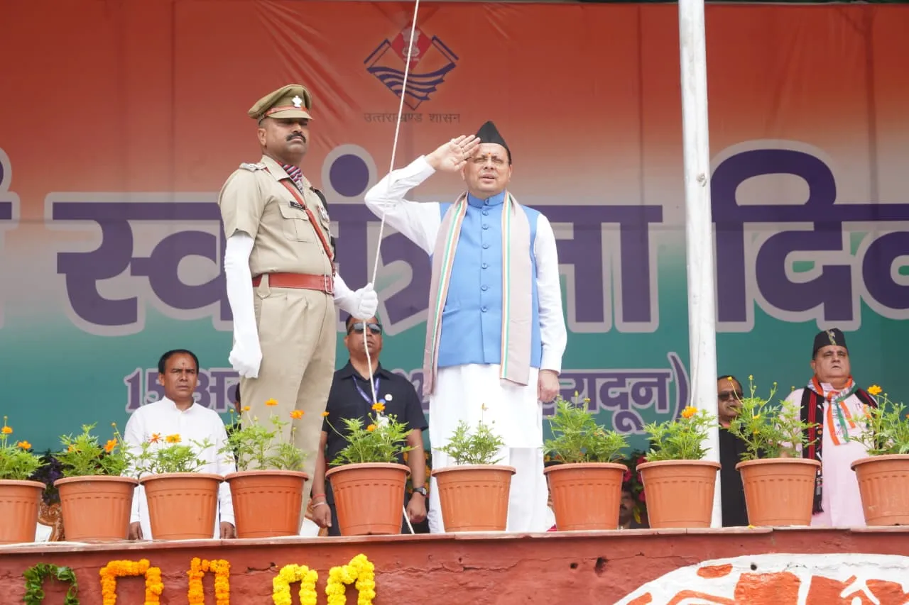 परेड ग्राउंड में सीएम धामी ने फहराया तिरंगा, वीर बलिदानियों को किया नमन