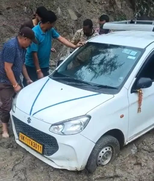 बारिश ने खोली थराली-डूंगरी मार्ग की पोल, दलदल में फंसी कार; ग्रामीणों ने रस्सी से खींचकर निकाला