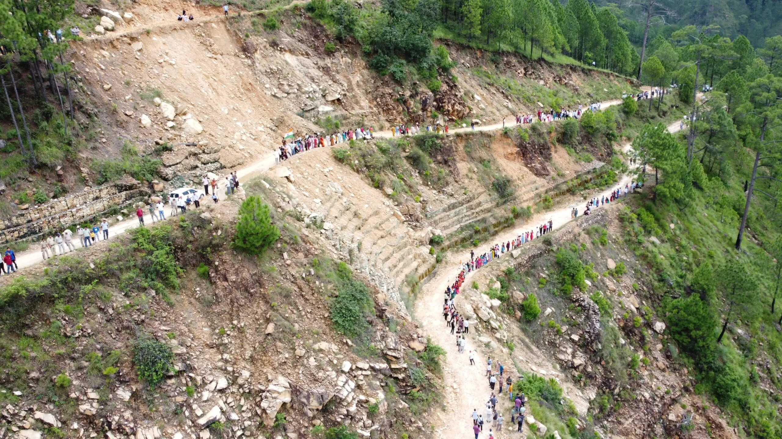 दो दशक से बदहाल सड़क के खिलाफ ग्रामीणों ने बनाई मानव श्रृंखला, डामरीकरण की मांग तेज